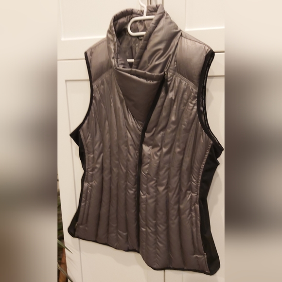 Calvin Klein Performance puffer vest - Marked 2X - Picture 2 of 8
